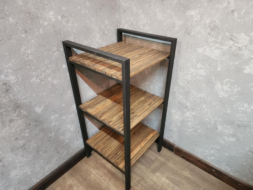 Стеллаж из металла и лиственницы